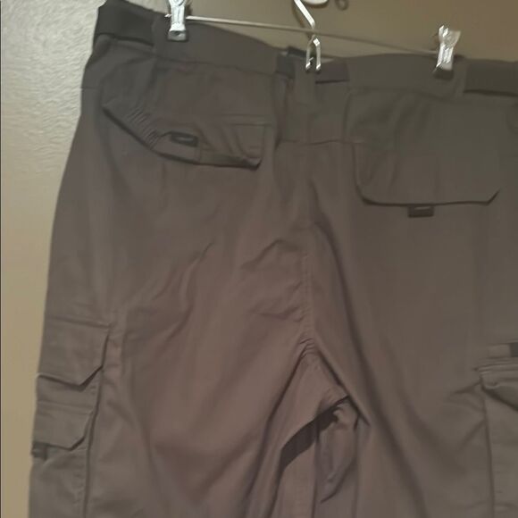 Olive Green Convertible Cargo Pants with Relaxed Fit and Comfortable Waistband - Picture 5 of 7